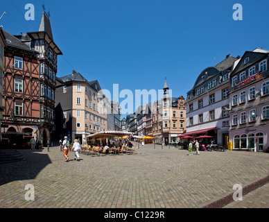 Marché avec restaurants, vue sur le Mainzergasse street, vieille ville de Marburg, Hesse, Germany, Europe Banque D'Images