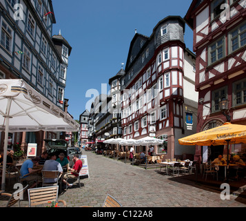 Marché avec restaurants, vue sur le Mainzergasse street, vieille ville de Marburg, Hesse, Germany, Europe Banque D'Images