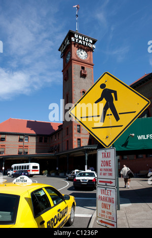 Des taxis attendent en face de la gare Union, Portland railroad station, Portland, Oregon, USA Banque D'Images