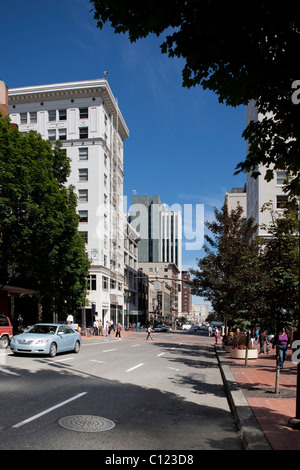 Vue sur le SW Broadway Street, Pioneer Courthouse Square, Portland, Oregon, USA Banque D'Images