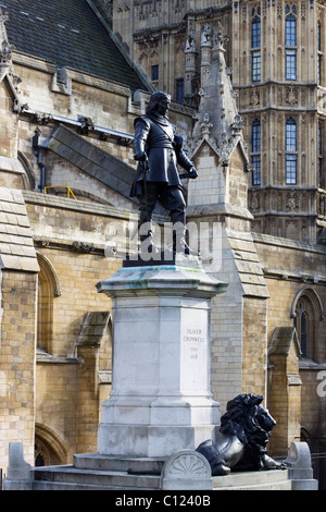 1899 Statue de Cromwell par Hamo Thronycroft en dehors du Palais de Westminster, Londres Banque D'Images