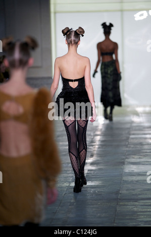L'exposition de modèles automne 2011 collection unique au lieu de TS à Londres le 20 février 2011. Banque D'Images