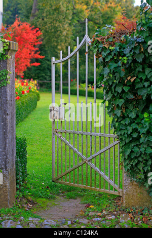 Porte d'entrée en fer forgé d'un vieux jardin du monastère Banque D'Images