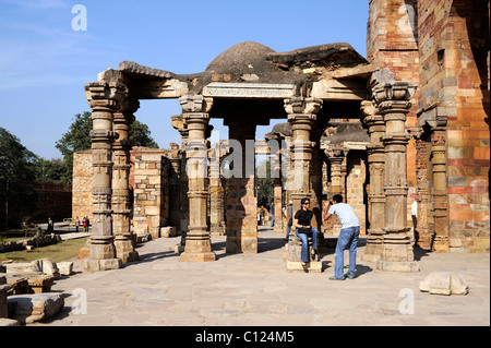 Ruines de la mosquée Quwwat ul-Islam, complexe Qutb (dépêche écrite, parc archéologique, Delhi, de l'Uttar Pradesh, Inde du Nord, Inde Banque D'Images