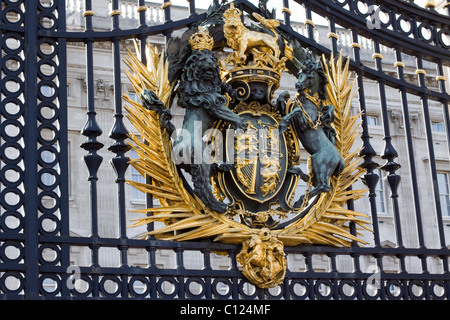 La protection royale sur les portes du palais de Buckingham en Angleterre Banque D'Images