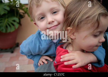 Boy and girl making faces Banque D'Images