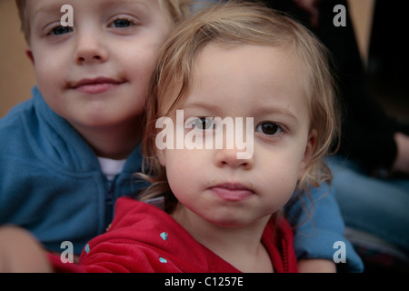 Boy and girl making faces Banque D'Images