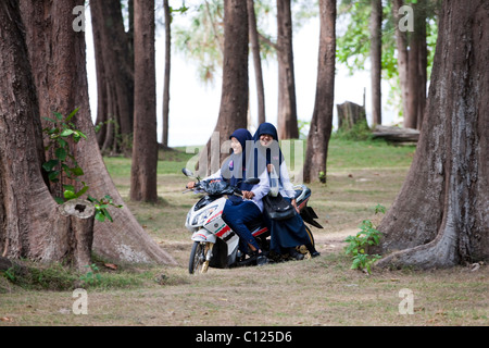 Deux jeunes femmes musulmanes sur un scooter, Nai Yang, l'île de Phuket, Thaïlande du Sud, Thaïlande, Asie du Sud-Est Banque D'Images