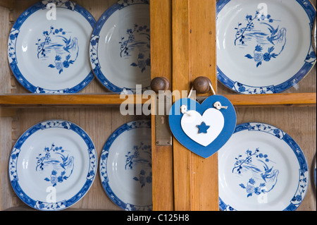 Vaisselier avec plaques bleu et blanc dans le salon d'une maison au Royaume-Uni Banque D'Images