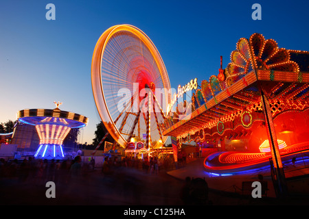 Grande roue, chairoplane, autos tamponneuses, humeur, soirée folk festival, Muehldorf am Inn, La Bavière Banque D'Images