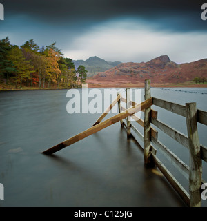 Blea Tarn avec Langdale Pikes Lake Disrict distance en Cumbria Banque D'Images