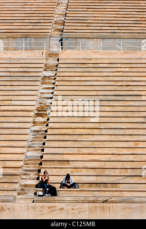 Deux jeunes femmes se reposer pendant un tour autour de ('Kallimarmaro stade Panathénien'), Athènes, Grèce Banque D'Images