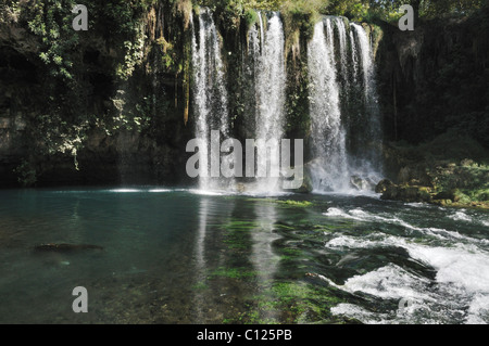 Vue de la cascade et un petit lac sauvage Banque D'Images