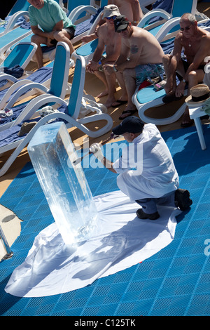 Divertissement à bord du navire comme un chef a soif d'un bloc de glace dans un cygne Banque D'Images