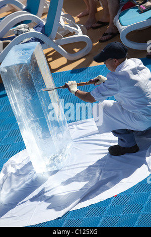 Divertissement à bord du navire comme un chef a soif d'un bloc de glace dans un cygne Banque D'Images