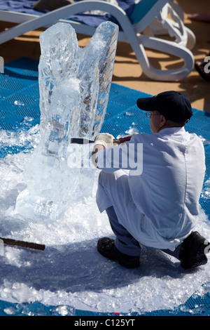 Divertissement à bord du navire comme un chef a soif d'un bloc de glace dans un cygne Banque D'Images