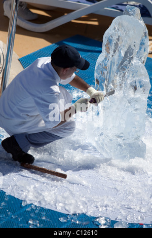 Divertissement à bord du navire comme un chef a soif d'un bloc de glace dans un cygne Banque D'Images