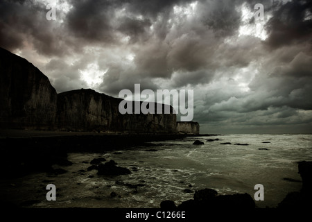 Vue sur la mer en dessous de la falaise d'Yport, ciel nuageux, l'état de la mer, la Côte d'albâtre côte, Normandie, France, Europe Banque D'Images