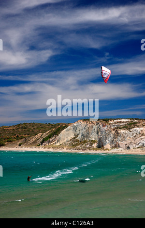 Un kite surfer dans (ou «Achivadolimni» «Ahivadolimni') plage de l'île de Milos, Cyclades, Grèce Banque D'Images