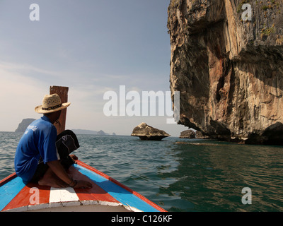 L'île en face de l'entrée de la grotte d'émeraude Tham Morakot, le passé des formations calcaires, Ko Muk, île de la mer d'Andaman Banque D'Images