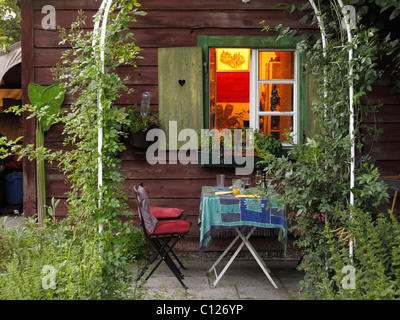 Maison en bois, fenêtre ouverte, table de jardin, jardin, Munich, Bavaria, Germany, Europe Banque D'Images