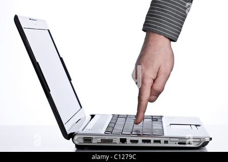 La main sur le clavier de l'ordinateur portable Banque D'Images