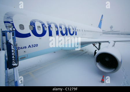 Neige, hiver, Condor avion Airbus A320, l'aéroport de Munich, Munich, Bavaria, Germany, Europe Banque D'Images