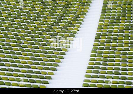 Sièges recouverts de neige dans le stade olympique, le Parc Olympique, Munich, Bavaria, Germany, Europe Banque D'Images