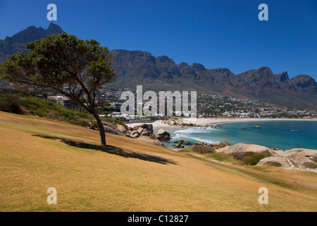 Plage de la banlieue de Camps Bay, Douze Apôtres montagnes, Cape Town, Western Cape, Afrique du Sud, l'Afrique Banque D'Images