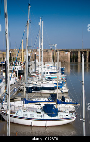 Bateaux et yachts à Watchet Harbour, Somerset, England, UK Banque D'Images
