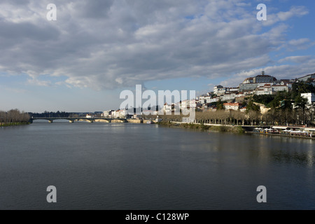 Rivière Mondego, Santa Clara bridge et Coimbra, Portugal skyline Banque D'Images