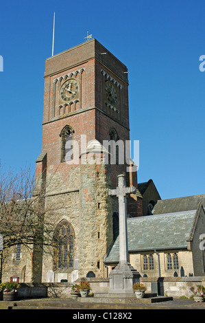 Saint Mary's Church, Petworth avec War Memorial, qui se dresse sur des terres privées. Banque D'Images