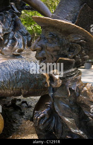 Statue d'Alice au Pays des Merveilles par Jose de Creeft dans Central Park, New York City, USA Banque D'Images