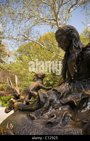 Statue d'Alice au Pays des Merveilles par Jose de Creeft dans Central Park, New York City, USA Banque D'Images