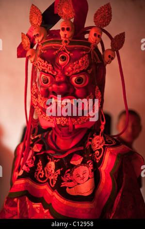 Le moine bouddhiste habillés en costume de danse rituelle représentant un dieu ou démon se prépare à danser à une fête religieuse Banque D'Images