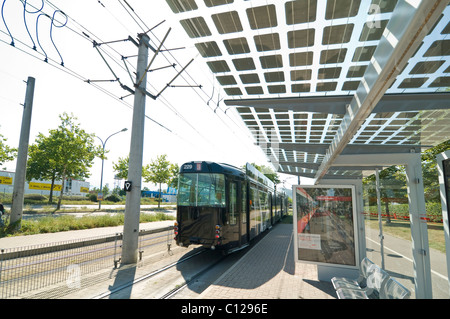 Avec l'arrêt de tramway d'installation solaire, Freiburg im Breisgau, Bade-Wurtemberg, Allemagne, Europe Banque D'Images