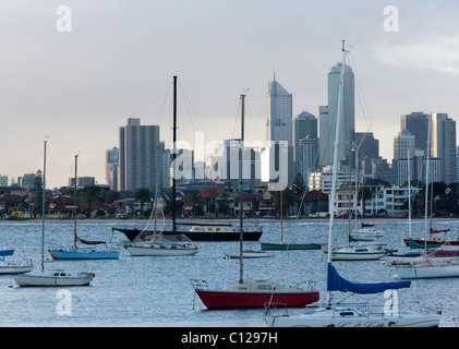 Melbourne harbor montrant voiliers en face de la CDB comme vu de la jetée de St Kilda. Banque D'Images