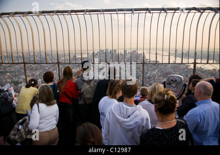 Les touristes l'affichage de la ville de New York à partir de la plate-forme d'observation de l'Empire State Building, NEW YORK, USA Banque D'Images