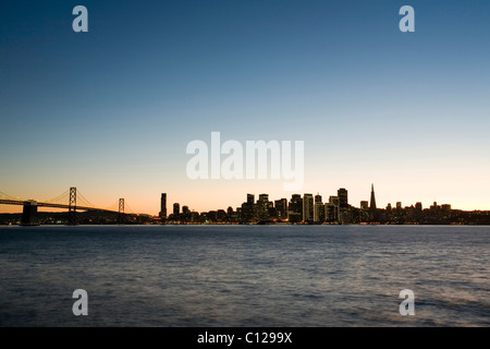 Vue depuis l'île au trésor à l'horizon de San Francisco, Oakland Bay Bridge, au crépuscule, en Californie, États-Unis d'Amérique Banque D'Images