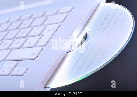 Cd de données dans un ordinateur portable Banque D'Images