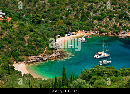 Un double, en forme de cœur, la plage de Sarakiniko, à 3 km de la ville de Vathy, la capitale de l'île d''Ithaque, Mer Ionienne, Grèce Banque D'Images