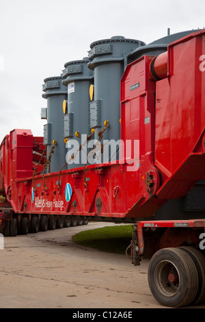 Livraison de National Grid Alstom transformateur, la coopération entre Alstom et réseau national comprend les principaux équipements tels que la cellule HTA, transformateurs de puissance, l'automatisation des postes électriques, y compris la protection et la mesure, sous-station numérique, les technologies de réseau intelligent et les applications de gestion de réseau, supergrid ainsi que l'entretien. Cette machine livrée à Preston de la barge Terra Marique sur la rivière Ribble, Lancs, UK Banque D'Images