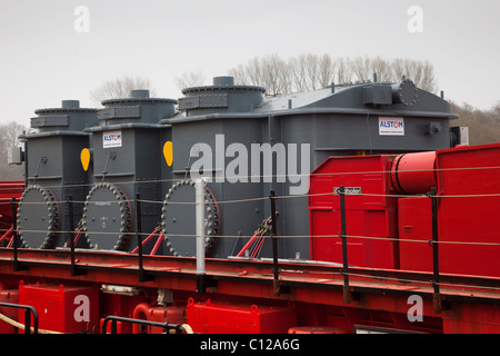 Livraison de National Grid Alstom transformateur, la coopération entre Alstom et réseau national comprend les principaux équipements tels que la cellule HTA, transformateurs de puissance, l'automatisation des postes électriques, y compris la protection et la mesure, sous-station numérique, les technologies de réseau intelligent et les applications de gestion de réseau, supergrid ainsi que l'entretien. Cette machine livrée à Preston de la barge Terra Marique sur la rivière Ribble, Lancs, UK Banque D'Images