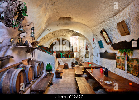 Intérieur d'un village, en canava Foinika élément architectonique typique de l'île de Santorini, Cyclades, Grèce Banque D'Images