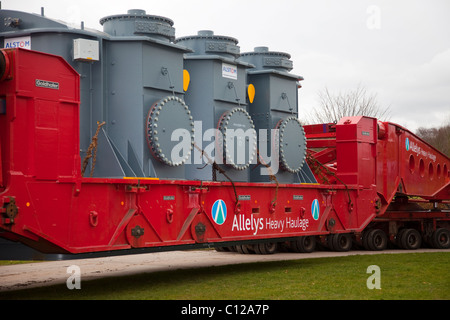 Livraison de National Grid Alstom transformateur, la coopération entre Alstom et réseau national comprend les principaux équipements tels que la cellule HTA, transformateurs de puissance, l'automatisation des postes électriques, y compris la protection et la mesure, sous-station numérique, les technologies de réseau intelligent et les applications de gestion de réseau, supergrid ainsi que l'entretien. Cette machine livrée à Preston de la barge Terra Marique sur la rivière Ribble, Lancs, UK Banque D'Images