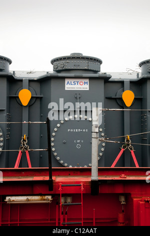 Livraison d'Alstrom Transformateur National Grid, Preston à partir de la barge Terra Marique sur la rivière Ribble, Lancs, UK Banque D'Images