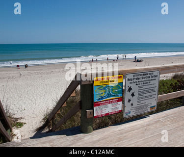 Courant d'arrachement et sea turtle beach avertissement sur Melbourne Beach en Floride Banque D'Images