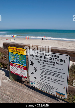 Courant d'arrachement et sea turtle beach avertissement sur Melbourne Beach en Floride Banque D'Images