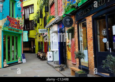 Boutiques colorées à Neal's Yard, Covent Garden, London, England, UK Banque D'Images