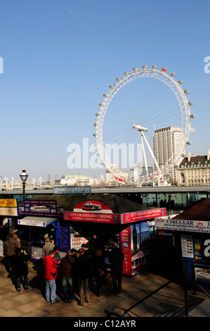 Les gens font la queue pour les tickets Croisière Touristique, Westminster Pier, London, England, UK Banque D'Images